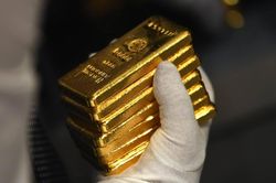 Vàng hồi giá, USD tự do trượt mạnh