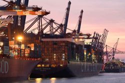 Sau sự cố kênh đào Suez, nguy cơ tắc 'nút thắt cổ chai' tại loạt cảng biển châu Âu