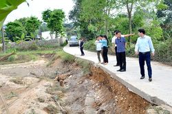 Đồng chí Nguyễn Hưng Vượng nắm tình hình thiệt hại do mưa lũ tại Sơn Nam