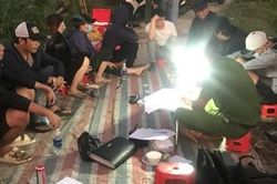 Rủ nhau vào nghĩa địa tổ chức xóc đĩa