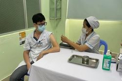 Ai sắp được ưu tiên tiêm vaccine COVID-19 miễn phí?