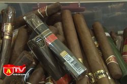 Tiếp viên hãng hàng không buôn lậu cigar với số lượng lớn