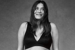Người mẫu nội y Victoria's Secret khoe bụng bầu