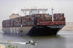 Tàu chở dầu chết máy tại kênh đào Suez