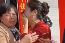 Dự đám cưới con trai, người mẹ nhận ra con dâu là con gái ruột