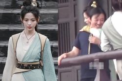 Dương Siêu Việt thân mật với đạo diễn trên phim trường