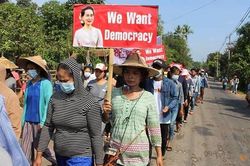 Người biểu tình Myanmar tiếp tục 'nhuộm đỏ' Yangon