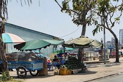 Buôn bán lấn chiếm lề đường, phát loa ồn ào