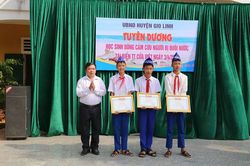 Ba học sinh lớp 8 dũng cảm lao ra biển cứu người bị đuối nước