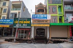 Hiện trường 'hố tử thần' khiến 20 hộ dân phải sơ tán ở Hà Nội