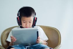 Phụ huynh Hàn Quốc băn khoăn có nên theo dõi điện thoại của con