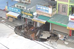 Cận cảnh hố 'tử thần' rộng 20 mét trước cửa 3 căn nhà ở huyện Chương Mỹ