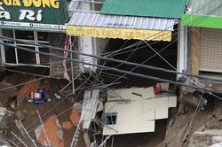 Xuất hiện 'hố tử thần' ở Hà Nội, sơ tán khẩn hàng chục hộ dân
