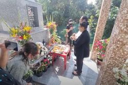 Tròn 100 ngày mất cố ca sĩ Vân Quang Long: Gia đình làm lễ tưởng niệm, Lâm Vũ về thăm mộ bạn thân