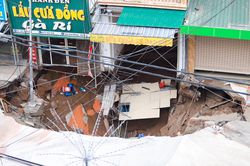 Cận cảnh hố 'tử thần' khiến nhiều nhà dân trơ móng
