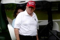 Ông Trump tụt gần 300 hạng trên danh sách tỷ phú Forbes