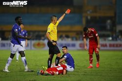 Cầu thủ Hà Nội FC nhận thẻ đỏ, HLV Hoàng Văn Phúc nói trọng tài nặng tay