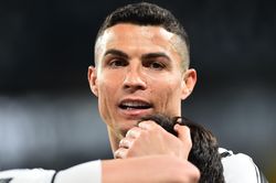 Ronaldo lập công giúp Juventus trụ lại top 4