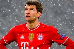 Muller ngỡ ngàng khi bị trọng tài yêu cầu rời sân