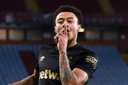 Man Utd tăng giá bán Lingard