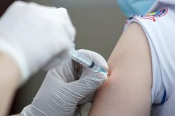 Bao nhiêu người ở Việt Nam có phản ứng nặng sau tiêm vaccine Covid-19?