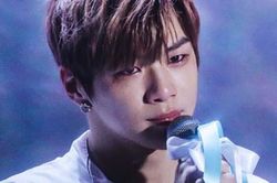 Kang Daniel từng bị bắt nạt, trấn lột tiền thời đi học vì ngoại hình?