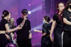 Binz bảnh bao bên vũ công, 16 Typh 'phóng' mô-tô ở concert 'Rap Việt'