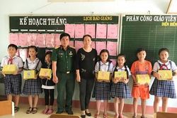 'Vững bước em tới trường'
