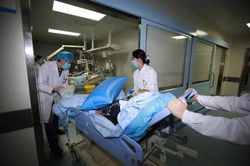 Thích ăn xì dầu, người phụ nữ suýt bị liệt toàn thân