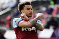 CLB Man Utd tăng giá bán Jesse Lingard