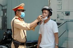Nồng độ cồn vượt 'đỉnh', tài xế khai uống rượu với nước ngọt?