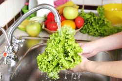 Rửa rau sạch, diệt 99% vi khuẩn nhờ mẹo vặt này