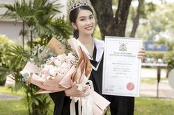 Phương Anh xinh đẹp rạng rỡ trong lễ tốt nghiệp