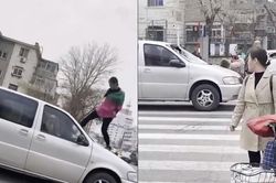 Đánh ghen 'căng đét': Vợ đạp vỡ kính chắn gió, chồng đứng yên cho 'chính thất' xử lý 'tiểu tam'