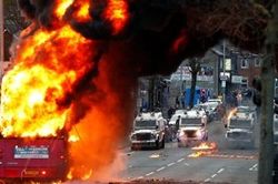 Phóng hỏa xe buýt, tấn công bom xăng nhằm vào cảnh sát Bắc Ireland