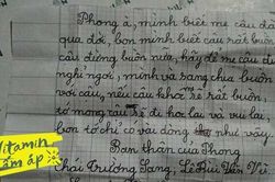 Mẹ mất, cậu bé nhận được lời nhắn đặc biệt từ 2 người bạn khiến ai nấy rưng rưng