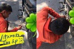 Không ai biết ai, hai tài xế vẫn cắm điện thoại cho tiệm để sửa xe giúp người
