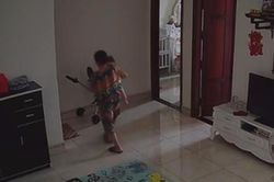 Người giúp việc bạo hành con nhỏ mà cha mẹ không thể ngờ, kiểm tra camera mới hé lộ sự thật gây phẫn nộ