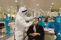 Hà Nội xét nghiệm SARS-CoV-2 cho hơn 26.000 nhân viên y tế