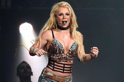 Britney Spears khoe dáng với bộ đồ xuyên thấu