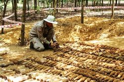 Quảng Trị: Phát hiện hầm chứa hàng trăm đạn cối, lựu đạn