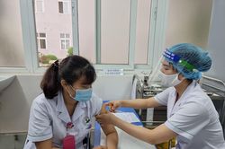 Quy trình tiêm vắc-xin ngừa COVID-19 ở Việt Nam khác biệt so với thế giới