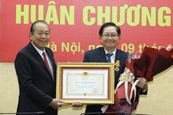 Nguyên Bộ trưởng Lê Vĩnh Tân 'hạ cánh vinh quang' chứ không phải 'hạ cánh an toàn'