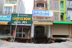 Cận cảnh 'hố tử thần' ở Hà Nội đã mở rộng diện tích sụt lún tới hơn 100m2