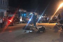Ô tô mất lái tông loạt xe máy khiến 2 người tử vong tại chỗ, 3 người bị thương nặng