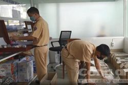 CSGT TPHCM 'tăng ca' đổi biển vàng cho người dân cả cuối tuần