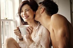 Khi đã tắt đèn phòng ngủ, chồng bạn tự nguyện làm những việc này vì vợ thì chứng tỏ anh ấy đã coi bạn như báu vật của đời mình