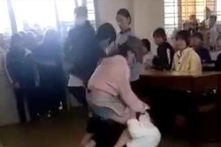 Chị nữ sinh lớp 10 lao vào lớp đánh bạn học của em gái