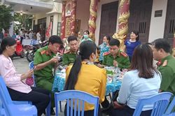 Đà Nẵng: Những bữa ăn phục vụ tổ lưu động làm căn cước công dân