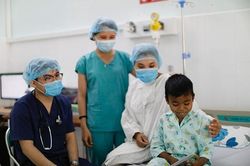 Ghép thận thành công, bé Thổ Văn Minh có thể đi học
